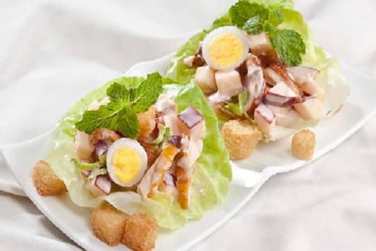 Salad thịt gà trộn táo đỏ