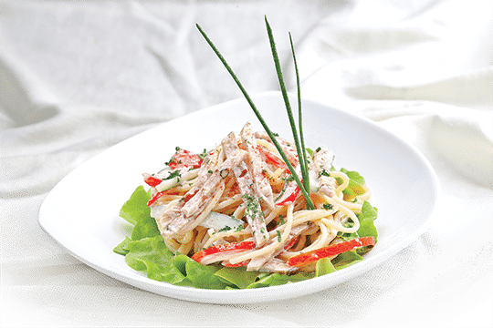 Salad mì Ý với giò thủ