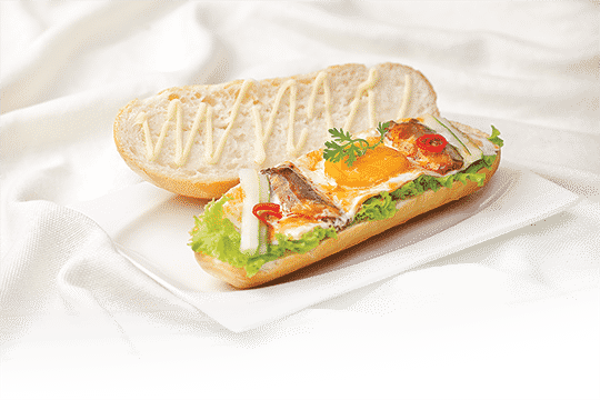 Bánh mì ốp la cá mòi