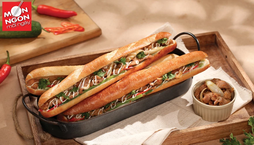 Bánh mì que xốt thịt cay Mayo